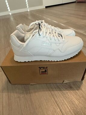 Fila womens White Classic Leather Low-Top Sneakers
